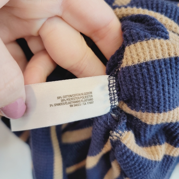 💕 Old Navy Maternity Rib-Knit Henley Striped Tee Size Small Maternity - Picture 3 of 11